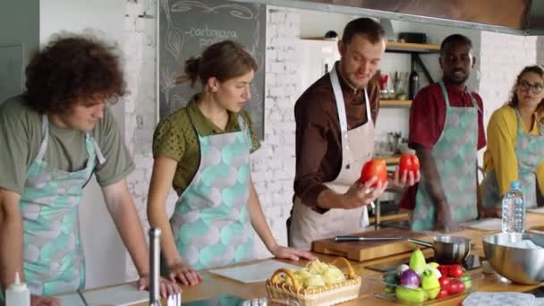 Chef Maschile Che Mostra Peperoni Rossi Parla Con Gruppo Giovani — Video Stock