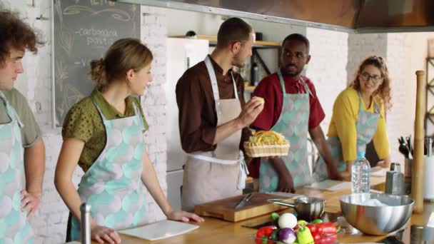 Chef Masculino Dando Pasta Tagliatelle Jóvenes Multiétnicos Explicando Receta Durante — Vídeos de Stock