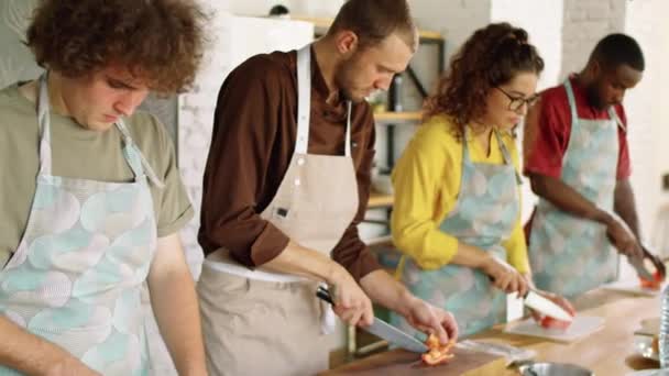 Groep Jonge Multi Etnische Mannen Vrouwen Snijden Verse Paprika Aan — Stockvideo