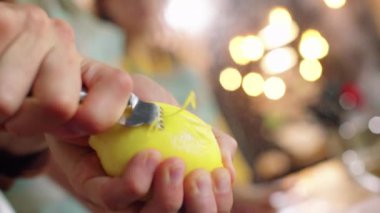 Tanınmayan şefin limonlu turunçgil soyuculu taze limonunu yakından çek.