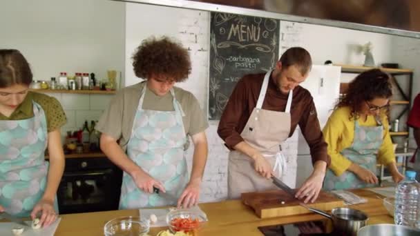 Tracking Shot Van Een Groep Jonge Multi Etnische Mannen Vrouwen — Stockvideo