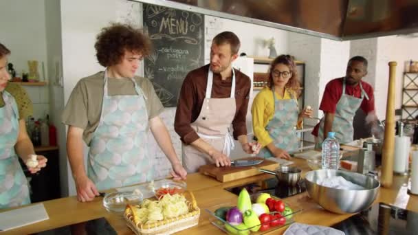 Zoom Shot Van Mannelijke Chef Kok Uit Leggen Aan Groep — Stockvideo