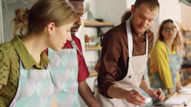 Mannelijke Chef Kok Geeft Ingrediënt Aan Jonge Multi Etnische Studenten — Stockvideo