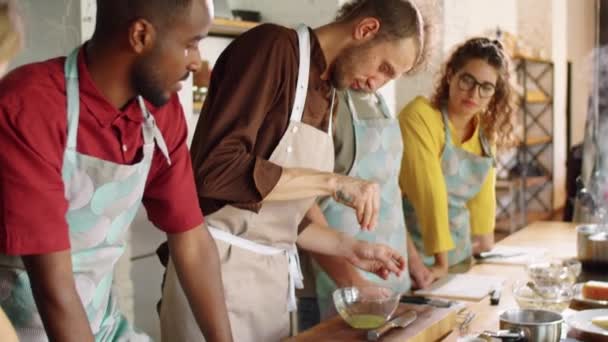 Chef Professionnel Ajoutant Des Épices Bol Avec Jus Citron Parlant — Video