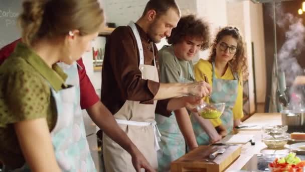 Mannelijke Chef Kok Schort Mengen Ingrediënten Kom Praten Met Diverse — Stockvideo