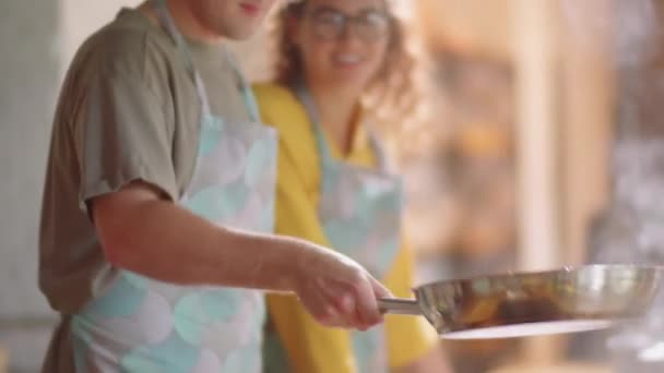 Jonge Blanke Man Schort Die Groente Koekenpan Gooit Terwijl Hij — Stockvideo