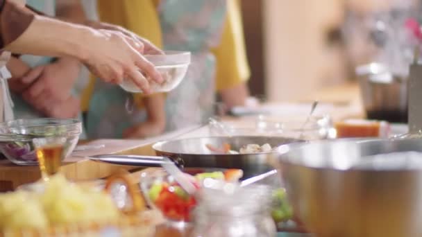 Chef Masculino Colocando Cogumelos Fatiados Legumes Frigideira Falando Com Alunos — Vídeo de Stock