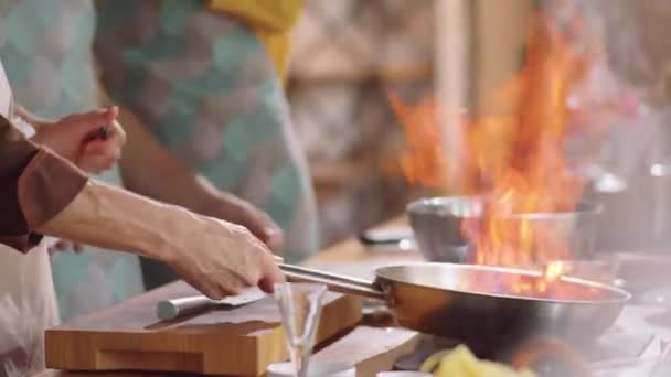 Tilt Shot Van Professionele Chef Kok Flambeing Voedsel Koekenpan Terwijl — Stockvideo