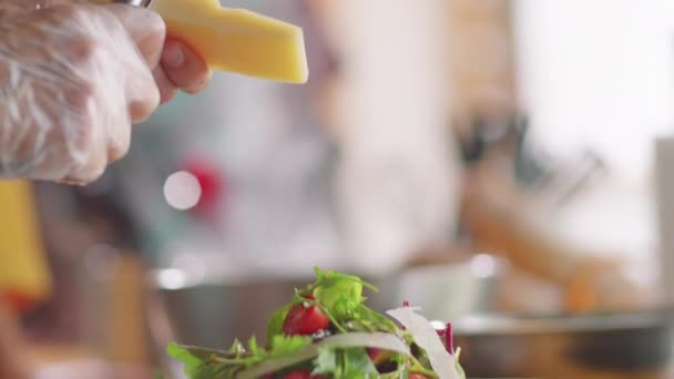 Nahaufnahme Einer Selektiven Fokusaufnahme Der Hände Eines Männlichen Kochs Handschuhen — Stockvideo