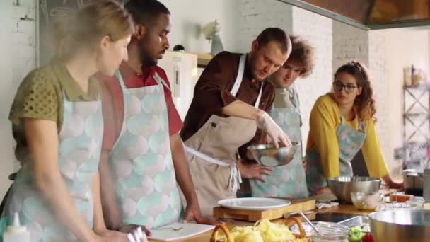 Chef Masculino Delantal Guantes Poniendo Ensalada Plato Mientras Grupo Multiétnico — Vídeos de Stock