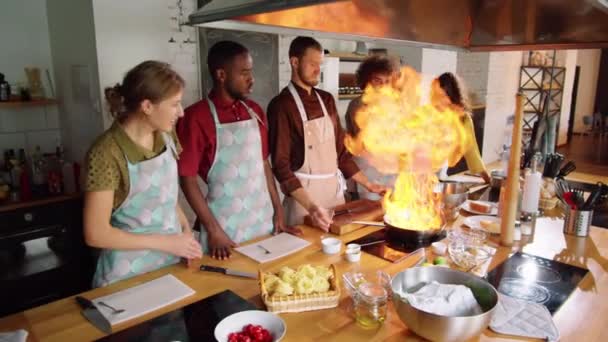 Zoom Chef Masculino Profesional Que Muestra Cómo Inflamar Comida Sartén — Vídeos de Stock