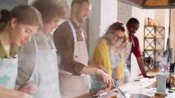 Chef Cuisinier Frire Nourriture Sur Poêle Bavarder Avec Jeunes Étudiants — Video