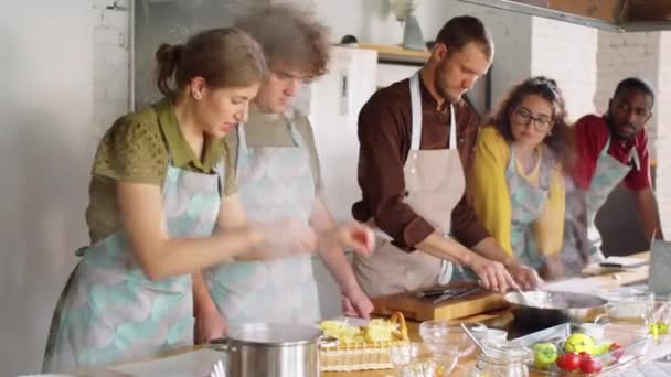 Mujer Joven Delantal Poniendo Pasta Olla Con Agua Hirviendo Mientras — Vídeos de Stock