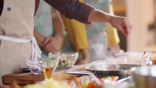 Schnappschuss Eines Nicht Wiederzuerkennenden Männlichen Kochs Schürze Der Beim Kochen — Stockvideo