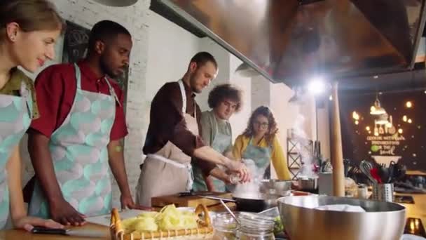 Zoom Chef Masculino Adicionando Álcool Panela Comida Inflamada Durante Aula — Vídeo de Stock