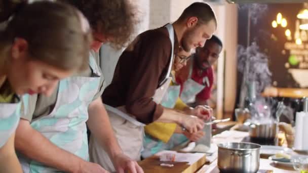 Gruppo Giovani Studenti Multietnici Cuoco Professionista Che Tagliano Maiale Stagionato — Video Stock