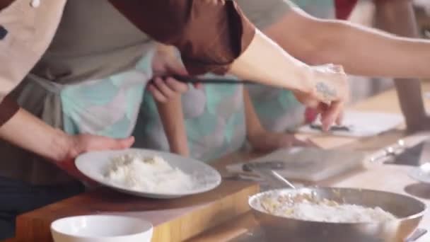 Professionelle Männliche Köche Würzen Pasta Der Pfanne Und Sprechen Mit — Stockvideo