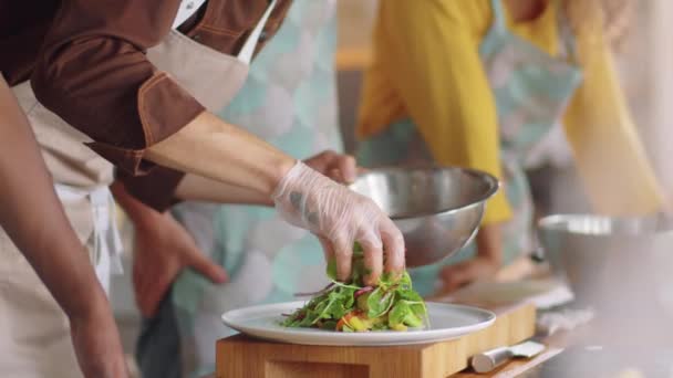 Geneigte Aufnahme Eines Männlichen Kochs Schürze Und Handschuhen Der Salat — Stockvideo