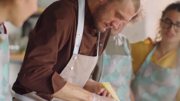 Umgeknickte Aufnahme Eines Männlichen Kochs Schürze Und Handschuhen Der Käse — Stockvideo