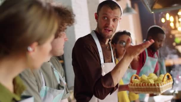 Profesjonalny Kucharz Opowiada Makaronie Młodym Wielonarodowym Studentom Podczas Lekcji Gotowania — Wideo stockowe