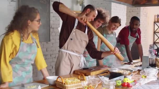 Profesionální Samec Kuchař Pomocí Obří Pepřový Mlýn Při Přidávání Koření — Stock video