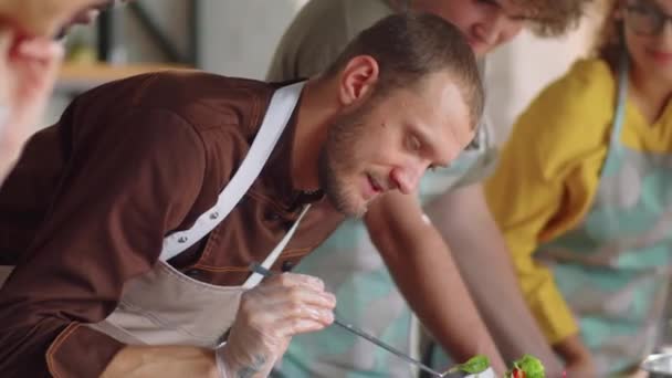 Schnappschuss Eines Männlichen Kochprofis Schürze Und Handschuhen Mit Pinzette Beim — Stockvideo