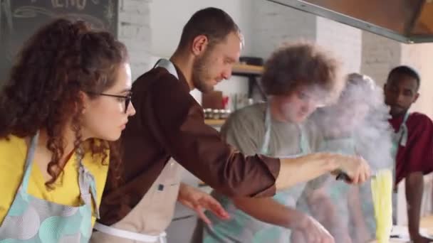 Chef Profissional Avental Tomando Macarrão Panela Com Línguas Colocá Frigideira — Vídeo de Stock