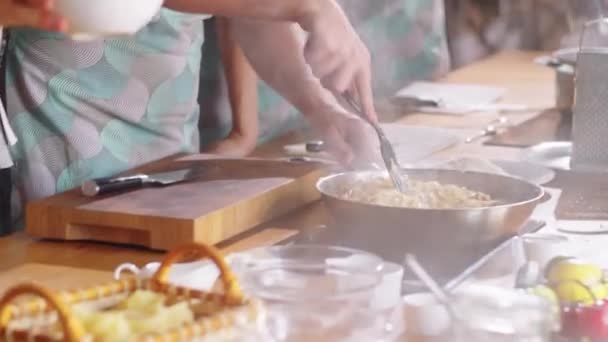 Junger Mann Bereitet Pasta Auf Pfanne Mit Spachtel Und Hört — Stockvideo