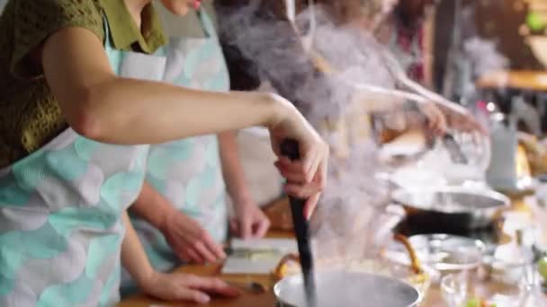 Giovane Donna Che Usa Lingue Durante Cottura Della Pasta Pentola — Video Stock