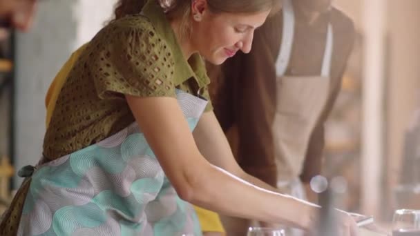 Naklonit Záběr Pozitivní Ženy Zástěře Strouhání Sýr Při Učení Jak — Stock video
