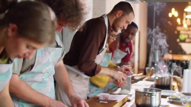 Grupo Jóvenes Estudiantes Multiétnicos Chef Profesional Masculino Cortando Cerdo Curado — Vídeos de Stock