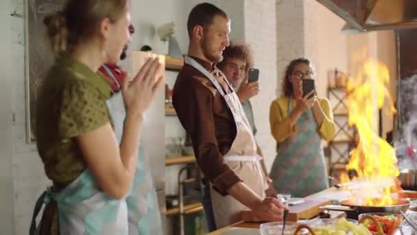 Grupo Estudantes Multiétnicos Excitados Tirando Fotos Com Smartphones Como Chef — Vídeo de Stock