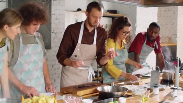 Chef Macho Freír Tocino Sartén Como Grupo Estudiantes Multiétnicos Observándolo — Vídeos de Stock