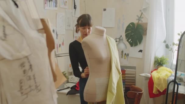 Belle Couturière Attachant Tissu Forme Robe Avec Des Épingles Coudre — Video