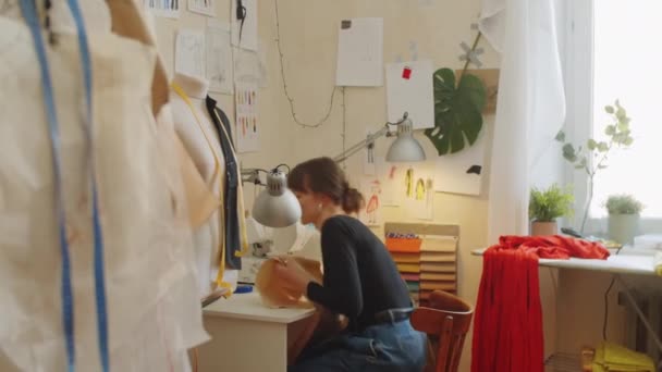 Jonge Vrouw Loopt Naaiatelier Zit Aan Het Bureau Werkt Met — Stockvideo