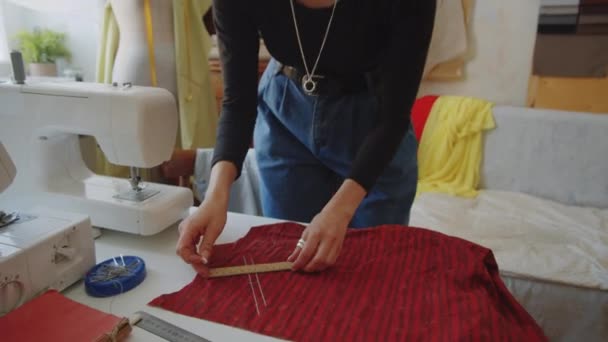 Professionele Vrouwelijke Naaister Met Krijt Liniaal Tijdens Het Tekenen Van — Stockvideo