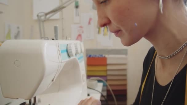 Atölyede Masa Başında Çalışırken Kadın Terzinin Dikiş Makinesinde Dikiş Dikerken — Stok video