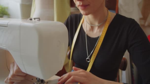 Vista Cerca Modista Femenina Utilizando Máquina Coser Escritorio Mientras Crea — Vídeo de stock