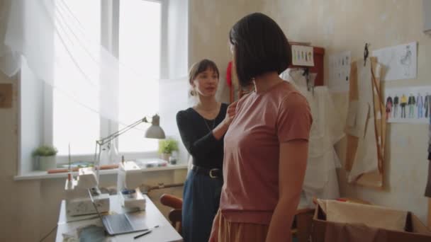Zoom Tiro Costureira Fêmea Tomando Medidas Corpo Cliente Enquanto Trabalhava — Vídeo de Stock