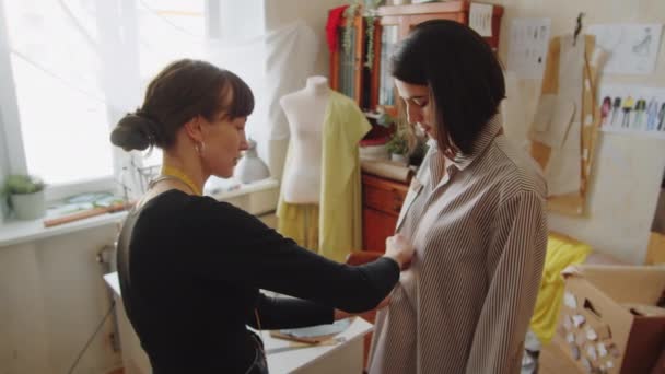 Chemise Professionnelle Broderie Couturière Sur Client Féminin Tout Essayant Sur — Video