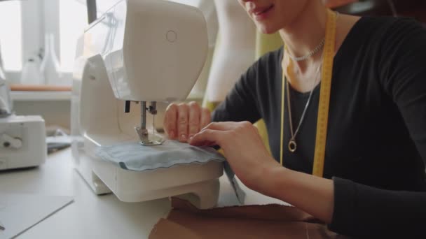 Atölyede Masa Başında Çalışırken Kadın Terzinin Dikiş Makinesine Dikiş Dikerken — Stok video