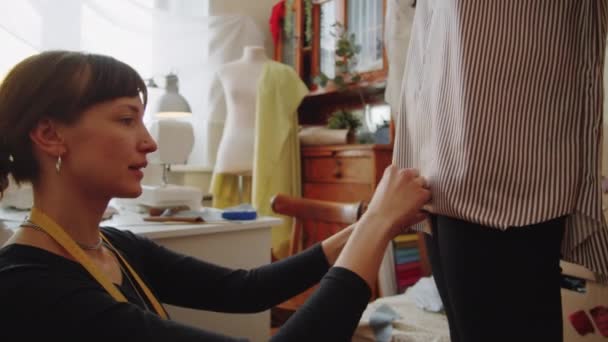 Dressmaker Femenino Que Fija Borde Doblado Camisa Mientras Que Prueba — Vídeo de stock