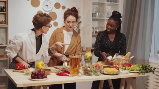 Trzy Wesołe Wielonarodowe Koleżanki Rozmawiają Uśmiechają Się Podczas Gotowania Jedzenia — Wideo stockowe