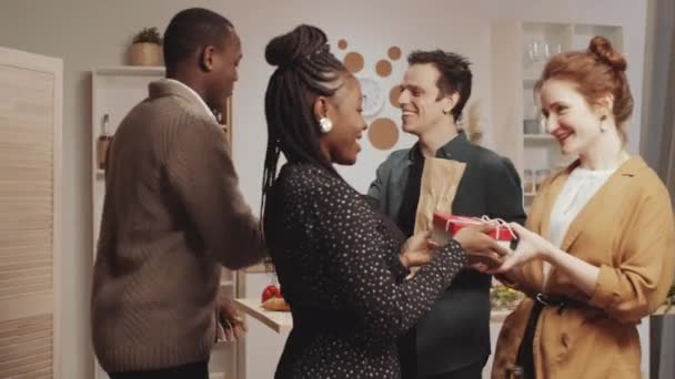 Freudige Männer Und Frauen Begrüßen Ihre Afroamerikanischen Freunde Mit Umarmungen — Stockvideo