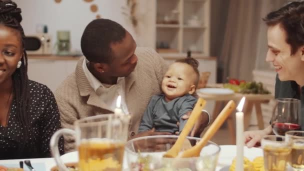 Fröhlicher Afroamerikanischer Vater Sitzt Mit Entzückendem Baby Sohn Auf Den — Stockvideo