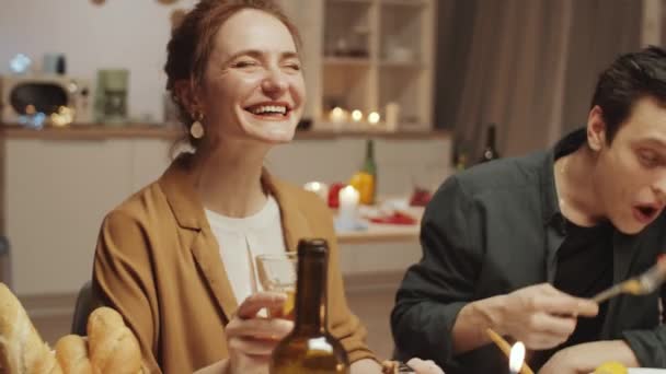 Όμορφη Καυκάσια Γυναίκα Κρατώντας Ποτήρι Κρασιού Χαμογελώντας Και Μιλώντας Φίλους — Αρχείο Βίντεο