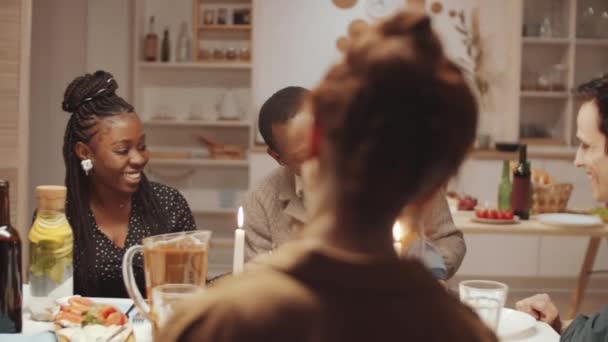Szczęśliwy Afroamerykanin Siedzi Uroczym Synkiem Kolanach Przy Stole Podczas Świętowania — Wideo stockowe