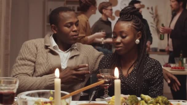 Vrolijk Afro Amerikaans Paar Zitten Samen Aan Tafel Met Wijnglazen — Stockvideo