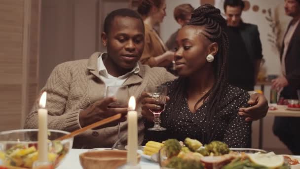 Jovem Casal Romântico Afro Americano Sentado Junto Mesa Jantar Segurando — Vídeo de Stock