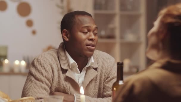 Junger Positiver Afroamerikanischer Mann Spricht Mit Freunden Und Posiert Dann — Stockvideo